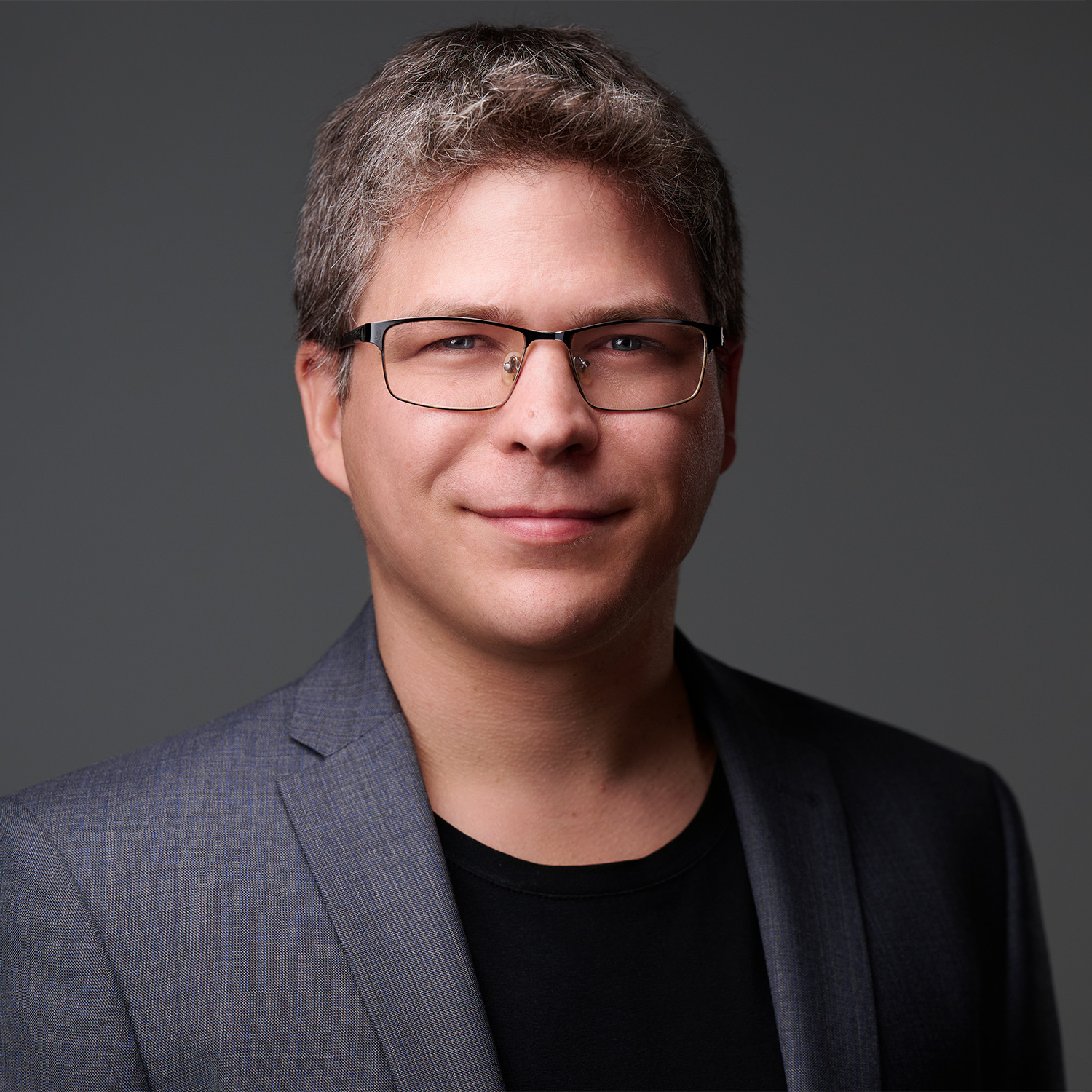 Mike Gábor öltönyben, portré