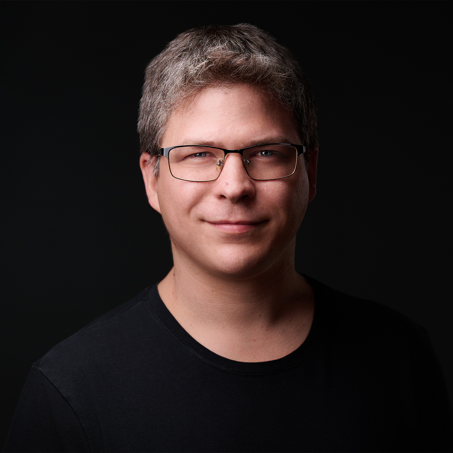 Mike Gábor fekete pólóban, kötetlenebb portré